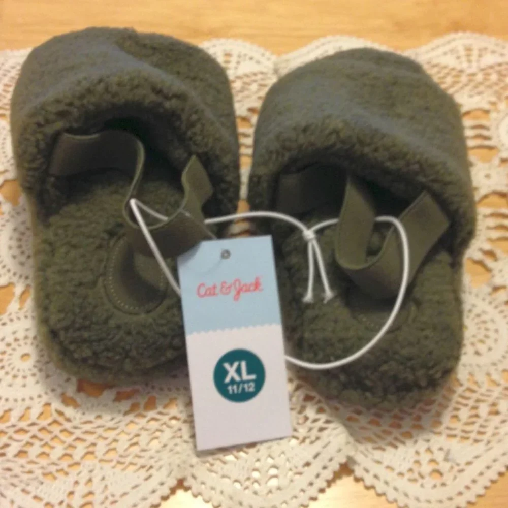 Cat & Jack houseshoes, boys size XL 11/12 new with tags